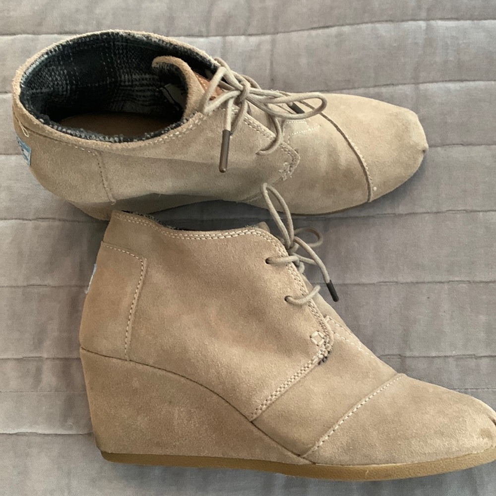 Toms lace up ankle bootie with a wedge heel in tan